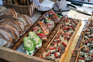 деликатесы франции. греческие морепродукты. фирменные деликатесы франции. французская кухня морепродукты. суши и стейк.