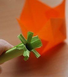 Весенние поделки. Бумажные тюльпаны! Вам понадобится: - несколько листов двусторонней цветной бумаги - ножницы - клей-карандаш. Инструкция: 1. Сначала вырежьте из оранжевого листка квадрат, для