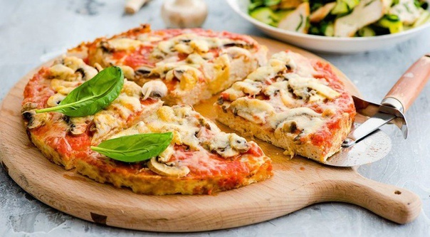 САМАЯ ВКУСНАЯ ДОМАШНЯЯ ПИЦЦА Топ-9 рецептов 1) Быстрая пицца на сковородеИНГРЕДИЕНТЫ:сметана 100 млкефир 100 млпищевая сода 1 ч. л.мука 1 стаканжелтки яичные 2 шт.специи по вкусуколбаса 150