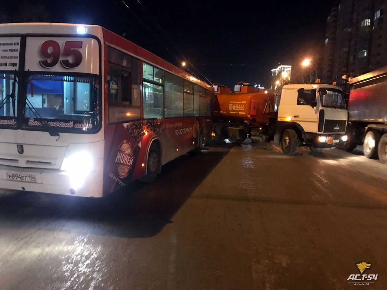 Три автомобиля столкнулись ночью в Заельцовском районе Это картинка